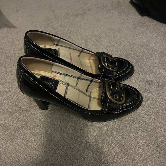 Coach Black Patent Leather heeled with gold buckle - Picture 2 of 10